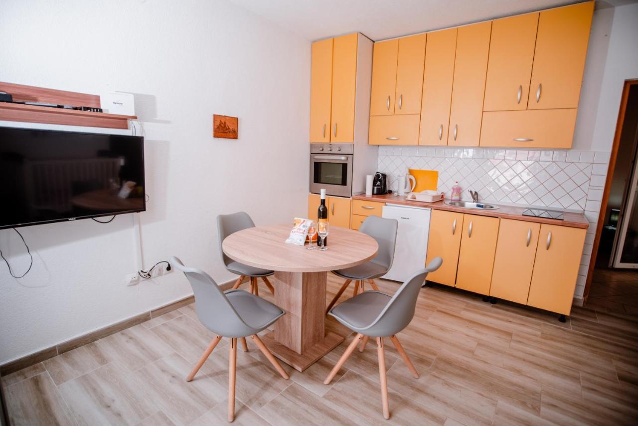 דירות קרלובג Apartmens Leona מראה חיצוני תמונה